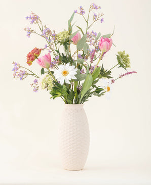 The Silk artificial flower bouquet Pink Bloom Vibes is a beautiful vase arrangement of silk flowers that brings lasting elegance to any room.