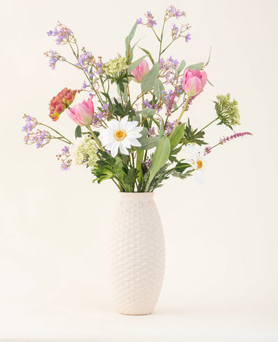 Het Zijden kunstbloemen boeket Pink Bloom Vibes is een prachtig vaasarrangement van zijden bloemen dat blijvende elegantie brengt in elke ruimte.