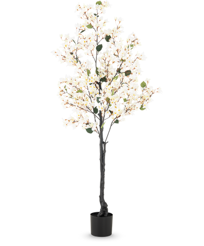De Kunstplant Bougainvillea 180 cm wit is een hoge kunstboom met donkere takken, kleine groene bladeren en witte LED-lampjes in een eenvoudige zwarte pot, tegen een effen witte achtergrond.
