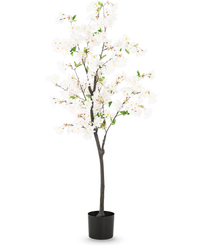 De Kunst Kersenbloesem 150 cm wit is een hoge kunstkersenboom met delicate witte bloemen en kleine groene blaadjes in een eenvoudige zwarte pot, afgebeeld tegen een effen lichte achtergrond.