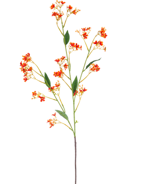 De Kunsttak Daphne Spray 108 cm oranje heeft een enkele, lange kunsttak met kleine fel oranje bloemen en groene bladeren, tegen een effen witte achtergrond.