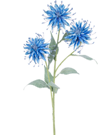 De Kunstbloem Scabiosa Japonica 70 cm blauw heeft een enkele groene steel met drie blauwe, piekerige kunstbloemen en verschillende groene bladeren, tegen een effen witte achtergrond.