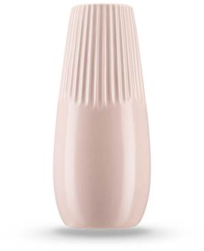 De Vaas Dew 25 cm roze is een vaas van lichtroze keramiek met een glanzende afwerking, verticale ribbels op de bovenste helft en een gladde onderkant - perfect om zijden bloemen in te zetten.