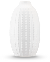 De Vaas Little Flora 21 cm in gebroken wit is een matte keramiek vaas met een verhoogd, op zee-egels geïnspireerd stippelpatroon - ideaal voor kunstbloemen - tegen een effen witte achtergrond.