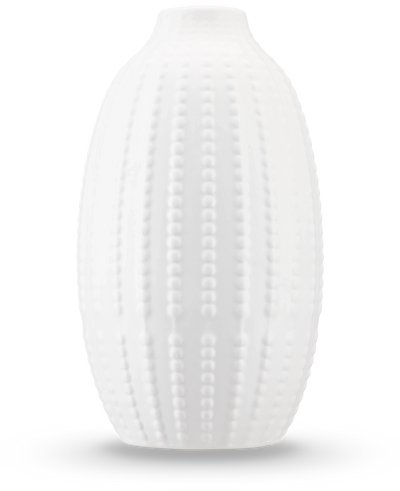 De Vaas Little Flora 21 cm in gebroken wit is een matte keramiek vaas met een verhoogd, op zee-egels geïnspireerd stippelpatroon - ideaal voor kunstbloemen - tegen een effen witte achtergrond.