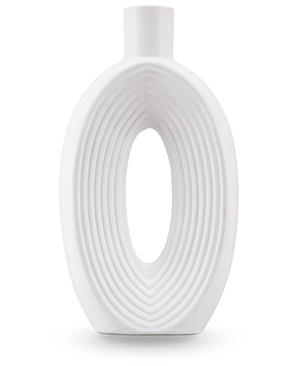 De Vaas Soft Bloom 27 cm off-white is een moderne keramiek vaas met een ovale vorm, concentrische ribbels, een hol midden, gladde afwerking en een kleine cilindrische hals - ideaal voor het tentoonstellen van zijden kunstbloemen.