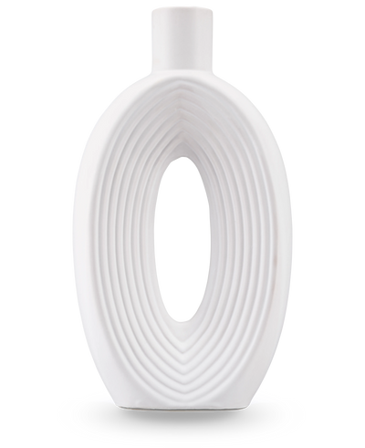 De Vaas Soft Bloom 27 cm off-white is een moderne keramiek vaas met een ovale vorm, concentrische ribbels, een hol midden, gladde afwerking en een kleine cilindrische hals - ideaal voor het tentoonstellen van zijden kunstbloemen.
