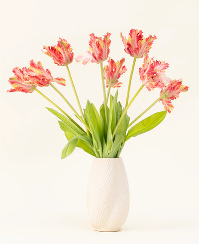 Een vaas met witte structuur toont het Zijden kunstbloemen boeket Franse Parkiet Tulp rood/geel, met levensechte rode en gele tulpen met groene bladeren tegen een effen lichte achtergrond.