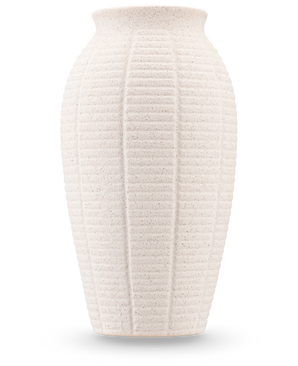 De Vaas Wild Petal 26 cm beige is een hoge vaas van gestructureerd keramiek met verticale ribbels en een licht uitlopende rand, tegen een effen witte achtergrond.