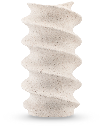 De Vaas Tiny Forst 21 cm beige is een hoge keramieken vaas met textuur, een beige, gespikkeld oppervlak en een golvend spiraalvormig ontwerp, ideaal om zijden kunstbloemen op een witte achtergrond weer te geven.