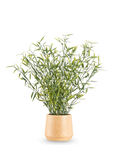 De Kunstplant Bamboe 43 cm heeft groenbladige bamboe met slanke stengels in een lichte houten pot, tegen een effen witte achtergrond.