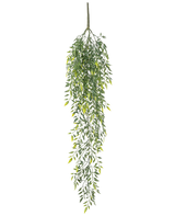 De Kunst hangplant Bamboe 90 cm is een kunstmatige hangende bamboestruik met veel kleine blaadjes aan fijne takken, tegen een effen witte achtergrond.