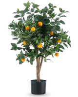 De Kunstplant Sinaasappelboom RT 90 cm heeft levendige groene bladeren en meerdere rijpe sinaasappels aan de takken, tegen een effen witte achtergrond.