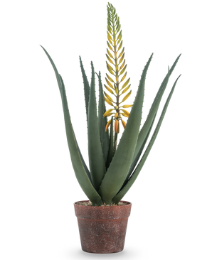 De Kunstplant Aloë met bloem 66 cm is een kunst aloë vera in pot met lange, dikke groene bladeren en een lange gele bloemtak, geïsoleerd op een witte achtergrond.