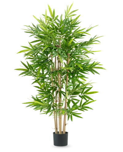 De Kunstplant Bamboe 150 cm heeft meerdere slanke bamboestengels en weelderige groene bladeren in een kleine zwarte pot, tegen een effen witte achtergrond.