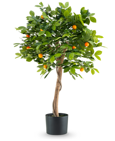 De Kunstplant Sinaasappelboom 90 cm is een sinaasappelboom in pot met een gedraaide stam, weelderige groene bladeren en kleine oranje vruchten tegen een effen witte achtergrond.
