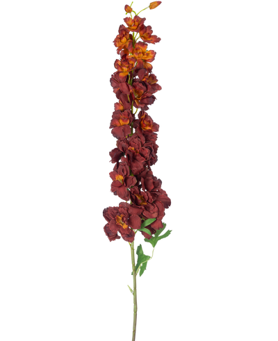 De Kunstbloem Delphinium 105 cm bordeaux heeft een lange, enkele steel met meerdere donkerrode en oranje kunstbloemen en groene bladeren, geïsoleerd afgebeeld op een witte achtergrond.