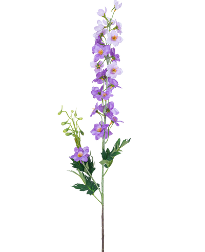 De Kunstbloem Delphinium 79 cm paars heeft een enkele groene stengel met meerdere lichtpaarse en paarse bloemen, gele hartjes en groene bladeren op een effen witte achtergrond.