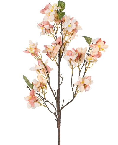 De Kunstbloem Bloesem 60 cm roze heeft een enkele kunststengel met trossen lichtroze en crème bloemen, kleine gele hartjes en groene bladeren tegen een witte achtergrond.