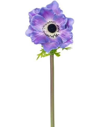 De Kunstbloem Anemone Deluxe 43 cm paars heeft een enkele paarse anemoon met een donker hart en delicate bloemblaadjes op een lange groene steel, geïsoleerd afgebeeld tegen een witte achtergrond.
