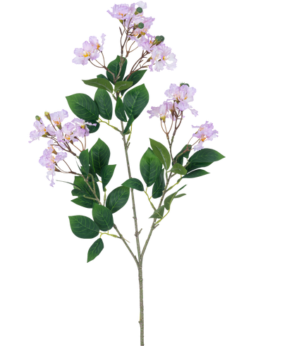 Een enkele Kunstbloem Lagerstroemia 92 cm paars met trossen lichtpaarse bloemen en meerdere groene bladeren, tegen een effen witte achtergrond.