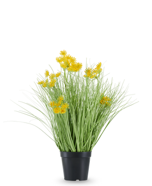 In een zwarte plastic pot staat de Kunstgras wortel bloemen uiengras, met lange, dunne, grasachtige bladeren en trossen kleine, felgele bloemen aan de uiteinden. De kunstplant is 50 cm hoog, brandvertragend en staat tegen een effen witte achtergrond.