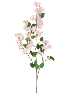 De Kunstbloem Perzikbloesem 140 cm roze is een kunsttak met lichtroze perzikbloesem bloemen en groene bladeren op slanke bruine stelen, afgebeeld geïsoleerd tegen een witte achtergrond.