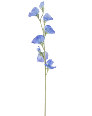 De Kunstbloem Erwt 64 cm blauw heeft een enkele slanke groene steel met verschillende delicate blauwe bloemen en groene knoppen verspreid over de lengte, tegen een effen witte achtergrond.