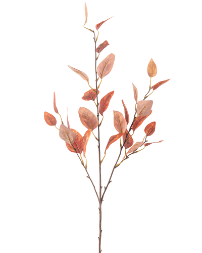 Een enkele Kunstbloem Eucalyptus 104 cm met meerdere dunne stelen en ovale rode herfstbladeren, tegen een effen witte achtergrond.