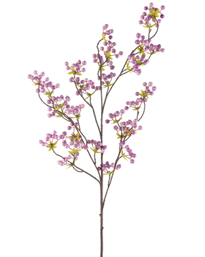 De Kunstbloem Bessen 107 cm paars heeft een enkele slanke tak met meerdere dunne stengels, elk versierd met trosjes kleine, ronde lichtpaarse bessen en een paar groene bladeren, tegen een effen witte achtergrond.