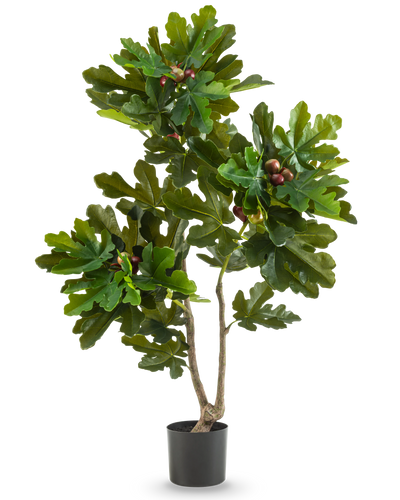 De Kunstplant Ficus Carica Vijgenboom 120 cm heeft weelderige groene bladeren en kleine bruine vruchten in een zwarte pot, tegen een effen witte achtergrond.