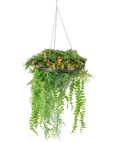De Kunst hangplant varen UV 40 cm in ring zwart heeft weelderige groene en gele kunstplanten en slingerende wijnranken in een zwarte hangplant met zilveren kettingen, tegen een witte achtergrond.