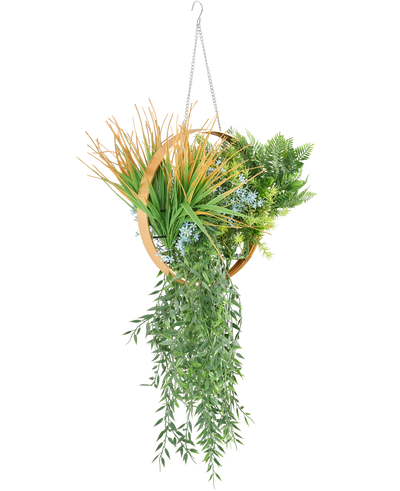 De Kunst hangplant varen UV 30 cm in ring goud heeft verschillende kunstplanten, zoals varens, trapsgewijze wijnranken, stekelig gras en blauwe bloemen, gerangschikt in een gouden ring met een ketting om op te hangen.