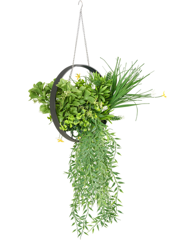 De Kunst hangplant varen UV 30 cm in ring zwart is een hangende ronde metalen plantenbak met weelderig kunstgroen varenblad, slepende bladeren en een zilveren ketting, tegen een witte achtergrond.