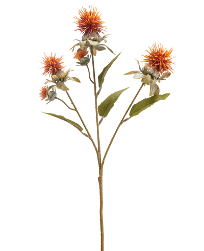 De Kunstbloem Saffloer 57 cm oud oranje heeft een enkele steel met drie stekelige, distelachtige oranje bloemen en verschillende groene bladeren, geïsoleerd op een witte achtergrond.