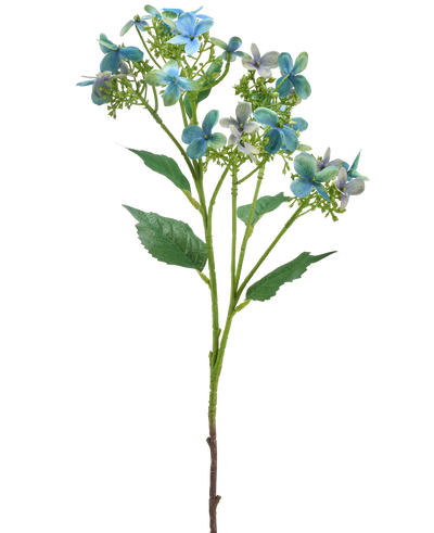 De Kunstbloem Wilde Hortensia 62 cm blauw/groen heeft een enkele kunststengel met trossen blauwe en groene bloemen en enkele groene bladeren, afgebeeld tegen een witte achtergrond.