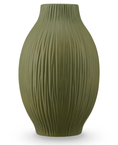 De Vaas Silent Leaf 25 cm groen is een vaas van groen keramiek met een matte afwerking en verticale groeven op het ronde, licht taps toelopende lichaam, tegen een effen witte achtergrond.