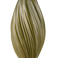 De Vaas Soft Dune 26 cm groen is een hoge, olijfgroene vaas van keramiek met een langwerpige vorm met verticale golvende richels, waardoor een natuurlijke textuur ontstaat. Afgebeeld op een witte achtergrond.