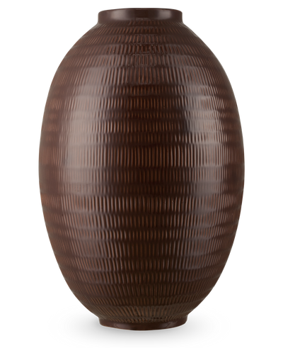 De Vaas Earth Nest 36 cm bruin is een grote, donkerbruine, ovale vaas met een gestructureerd patroon van verticale en horizontale lijnen tegen een effen witte achtergrond.