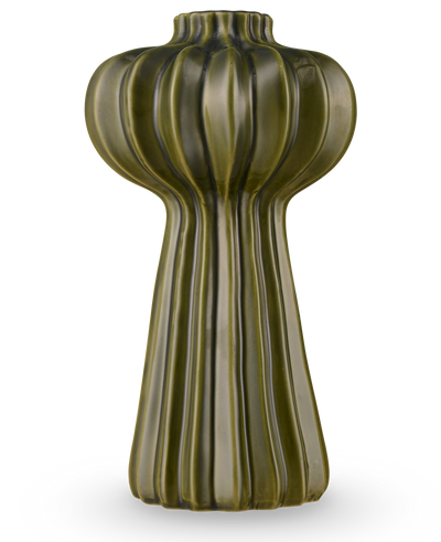 De Vaas Morning Dawdrop 25 cm groen is een hoge, moderne vaas met een glanzende olijfgroene afwerking, verticale ribbels en een organische, sculpturale vorm die taps toeloopt van een bolvormige bovenkant naar een slanke gecanneleerde basis.