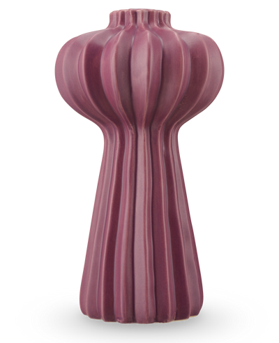 De Vaas Morning Dawdrop 25 cm paars is een hoge, sculpturale vaas met een matte, dieppaarse afwerking, verticale richels en een bolvormige bovenkant die taps toeloopt naar een slanke basis, tegen een effen witte achtergrond.
