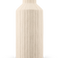 De Vaas Forest Curve 30 cm beige is een hoge, cilindervormige vaas van keramiek met een mat, gestructureerd oppervlak met verticale ribbelpatronen en een smalle hals.