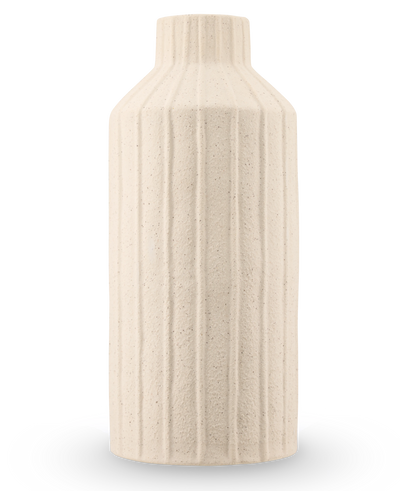 De Vaas Forest Curve 30 cm beige is een hoge, cilindervormige vaas van keramiek met een mat, gestructureerd oppervlak met verticale ribbelpatronen en een smalle hals.