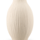 De Vaas Silent Leaf 25 cm in beige is een vaas van gestructureerd keramiek met een rond lichaam, smalle hals en verticale geribbelde lijnen, tegen een effen witte achtergrond.