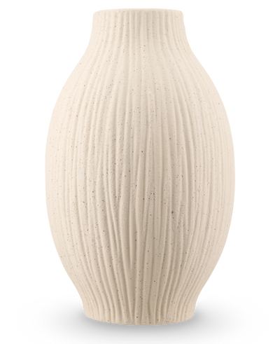 De Vaas Silent Leaf 25 cm in beige is een vaas van gestructureerd keramiek met een rond lichaam, smalle hals en verticale geribbelde lijnen, tegen een effen witte achtergrond.
