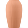 De Vaas Wild Petal 26 cm terra is een hoge, perzikkleurige vaas van keramiek met een verticaal geribbelde textuur en een licht uitlopende rand.