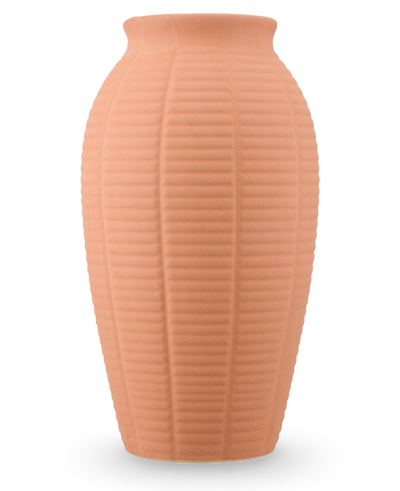 De Vaas Wild Petal 26 cm terra is een hoge, perzikkleurige vaas van keramiek met een verticaal geribbelde textuur en een licht uitlopende rand.