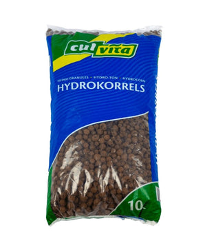 Een 10-liter zak van Hydrokorrels met een blauwe en groene verpakking heeft aan de voorkant een doorzichtig venster dat de bruine kleikorrels binnenin laat zien.