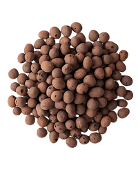 Een losse hoop Hydrokorrels 10 Liter zak, ronde bruine kleikorrels die worden gebruikt als groeimedium in hydrocultuur en aquaponic tuinieren, weergegeven op een witte achtergrond.