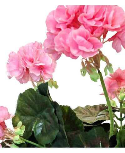 Close-up van felroze Kunst Geranium 40 cm roze bloemen met gegolfde bloemblaadjes en groene bladeren tegen een witte achtergrond, die de levensechte schoonheid van deze kunstbloeier benadrukt.